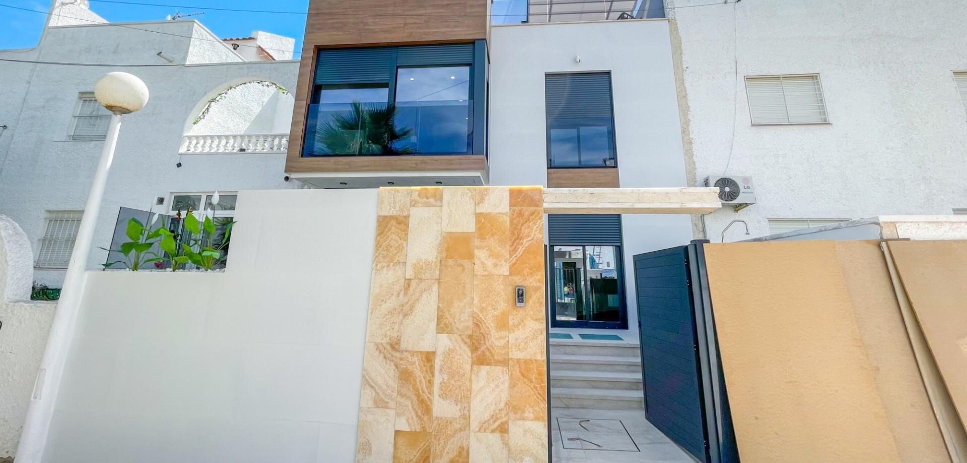 3-Bedroom House in Estacion de Autobuses, Torrevieja - Image 3
