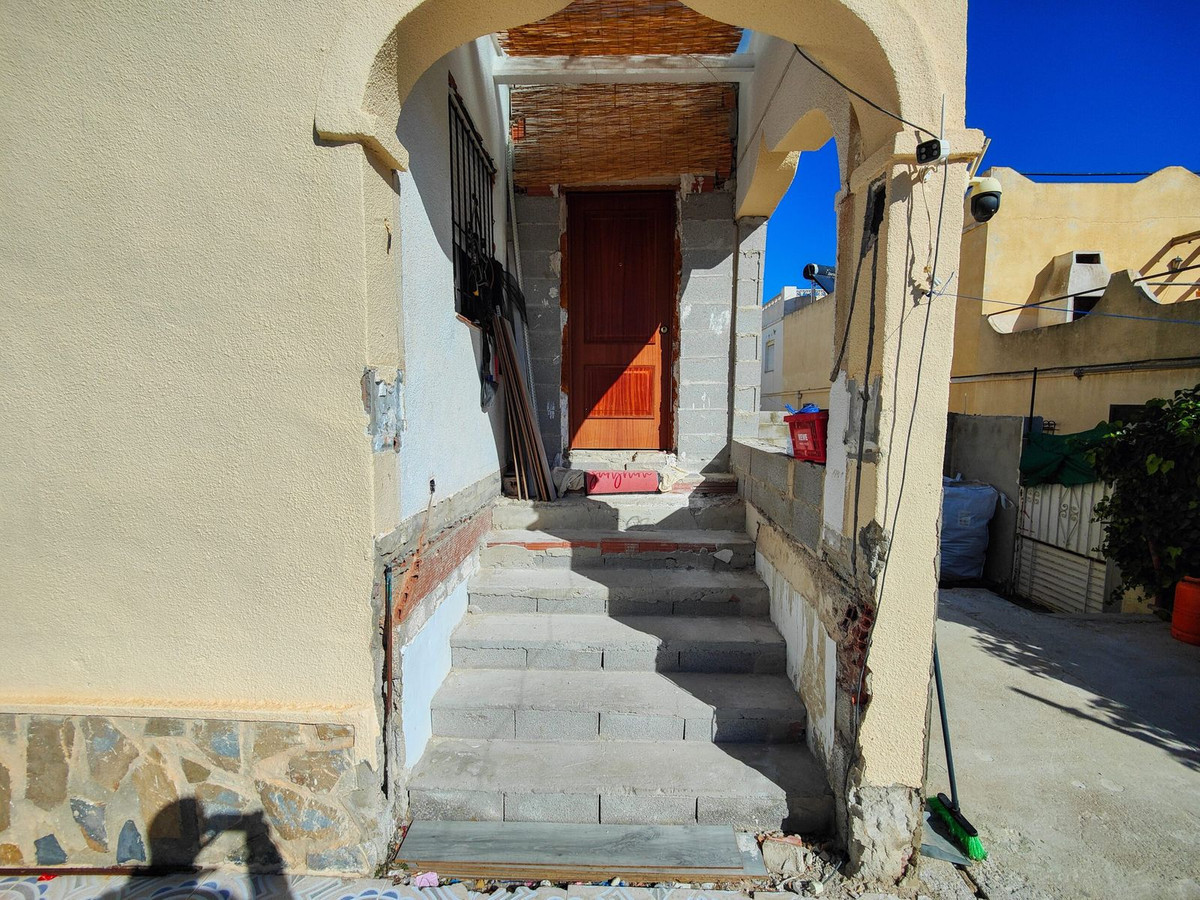 4-Bedroom Semi-Detached House in  San Miguel de Salinas |... - Image 14