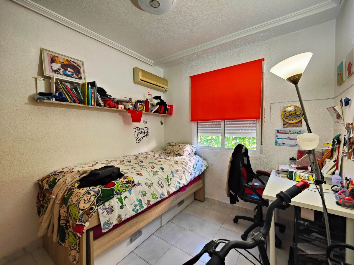 4-Bedroom Semi-Detached House in  San Miguel de Salinas |... - Image 25