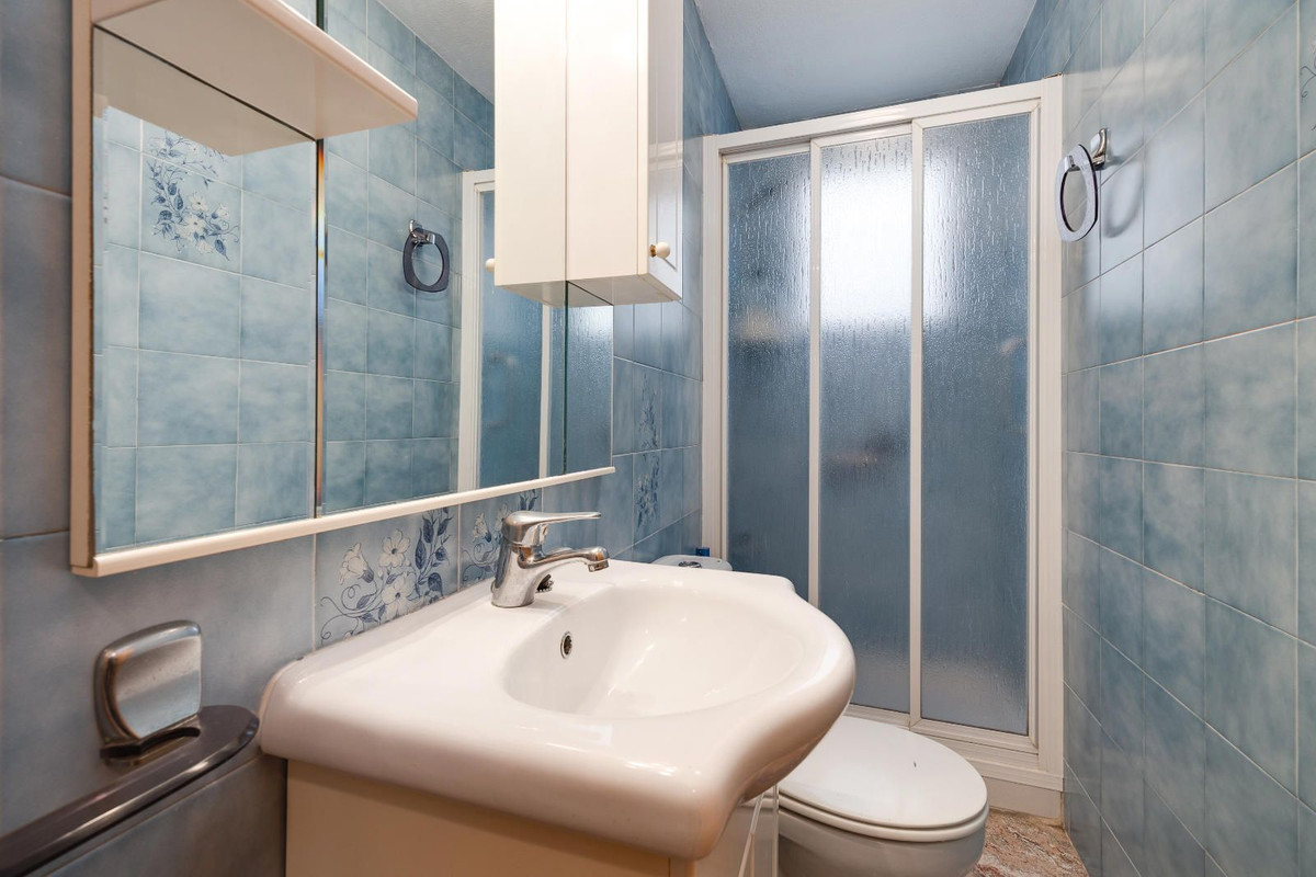 4-Bedroom Ground Floor Apartment in  Guardamar del Segura... - Image 10