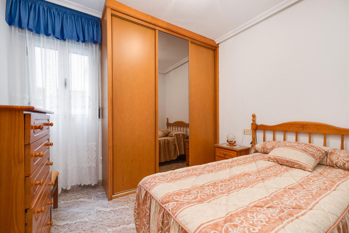 4-Bedroom Ground Floor Apartment in  Guardamar del Segura... - Image 11