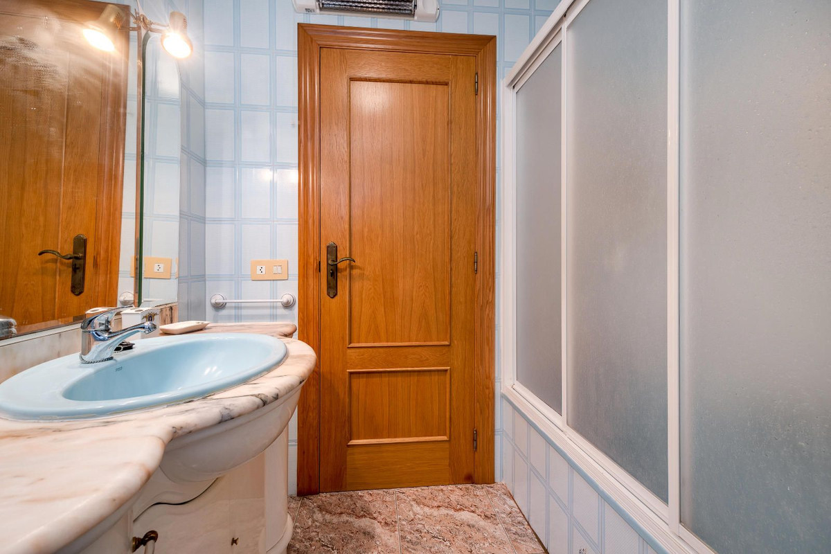 4-Bedroom Ground Floor Apartment in  Guardamar del Segura... - Image 14