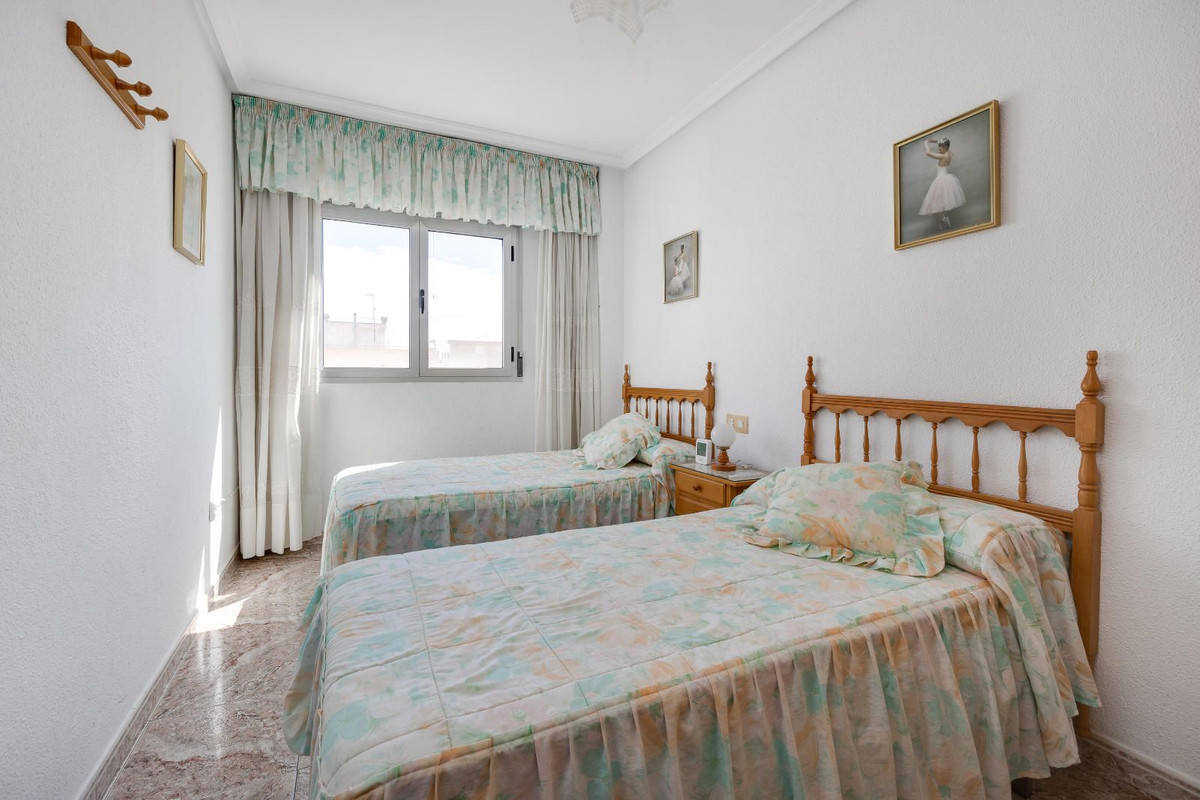 4-Bedroom Ground Floor Apartment in  Guardamar del Segura... - Image 15