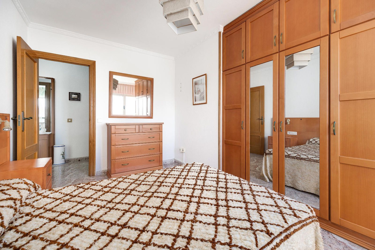 4-Bedroom Ground Floor Apartment in  Guardamar del Segura... - Image 19
