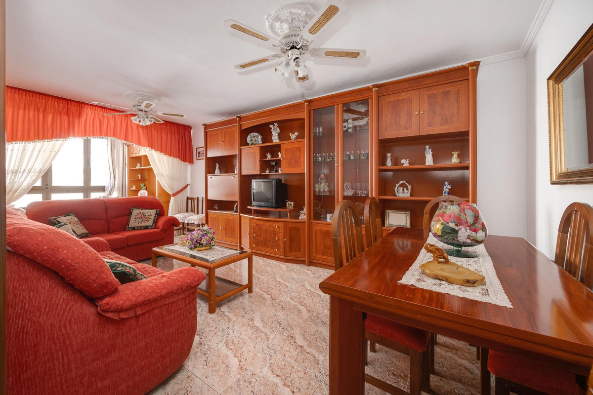 4-Bedroom Ground Floor Apartment in  Guardamar del Segura... - Image 2