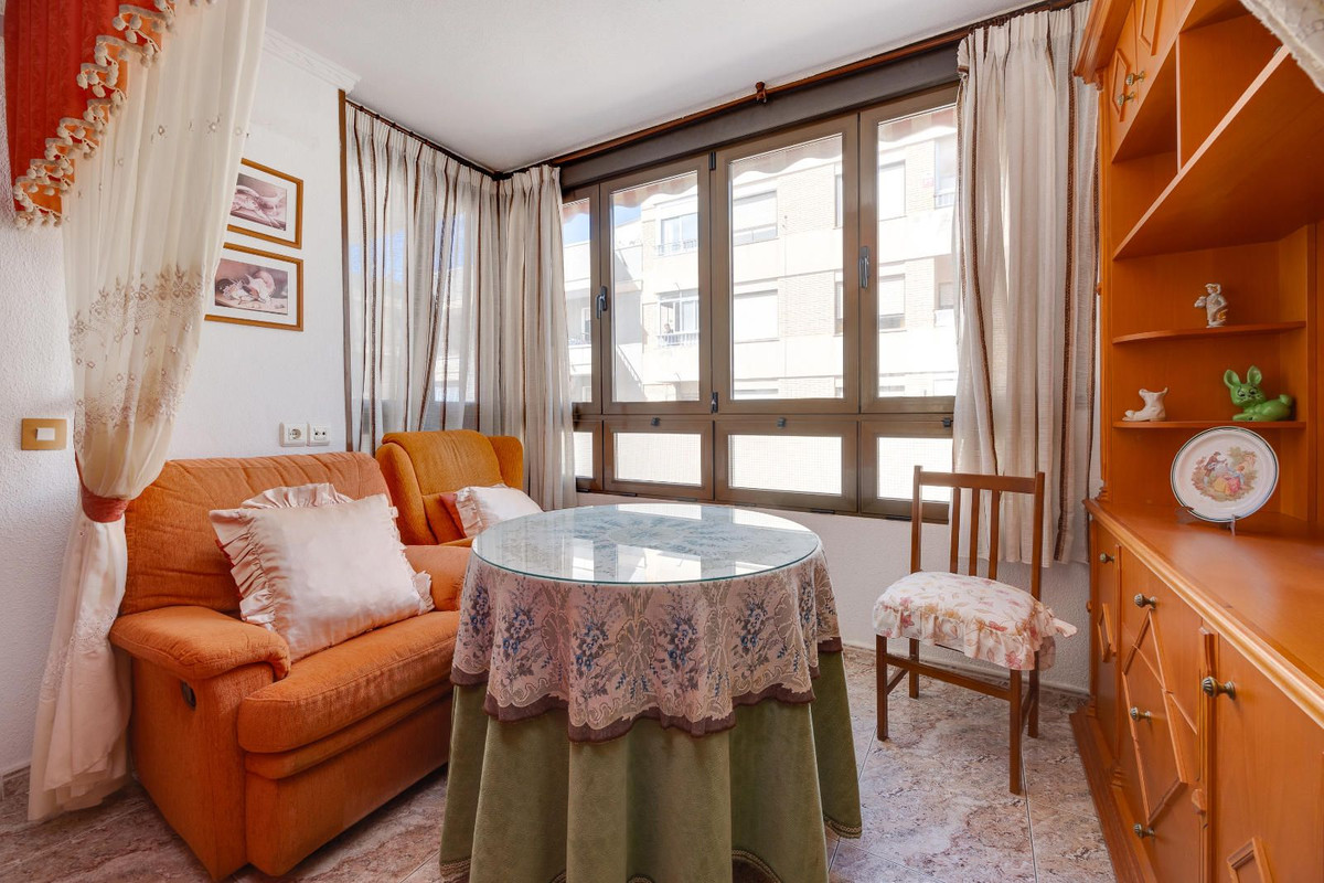 4-Bedroom Ground Floor Apartment in  Guardamar del Segura... - Image 4