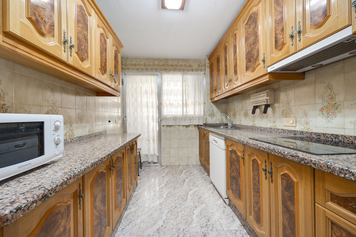 4-Bedroom Ground Floor Apartment in  Guardamar del Segura... - Image 5