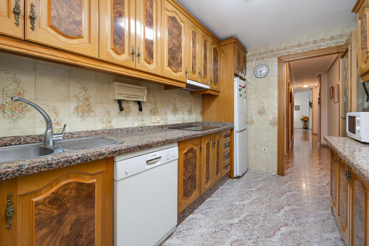 4-Bedroom Ground Floor Apartment in  Guardamar del Segura... - Image 6