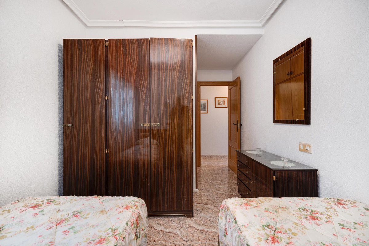 4-Bedroom Ground Floor Apartment in  Guardamar del Segura... - Image 8