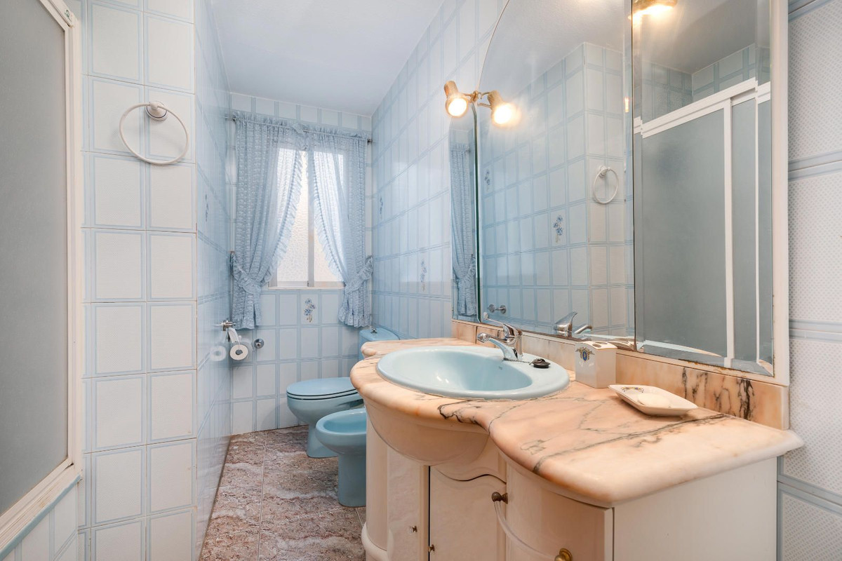 4-Bedroom Ground Floor Apartment in  Guardamar del Segura... - Image 9