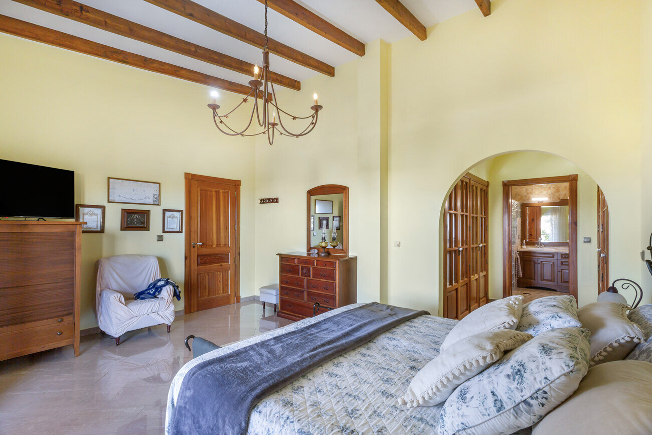 5-Bedroom Villa in Centro, Torrevieja - Image 23