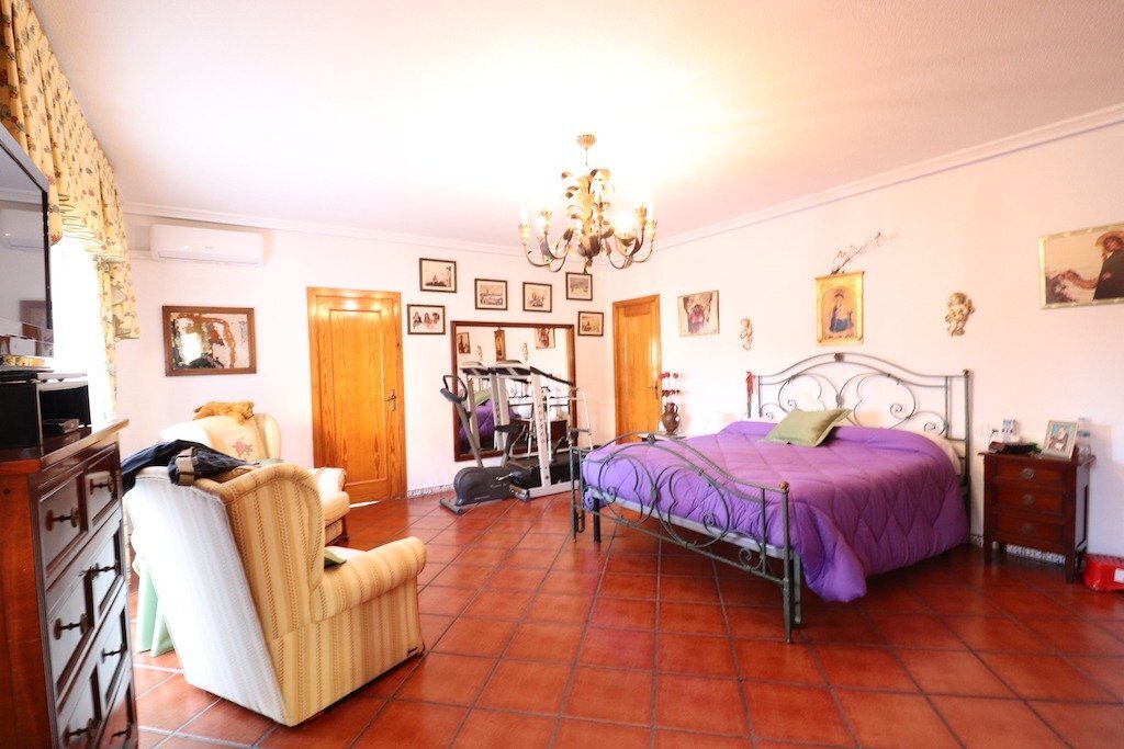 5-Bedroom Villa in San Luis, Torrevieja - Image 10