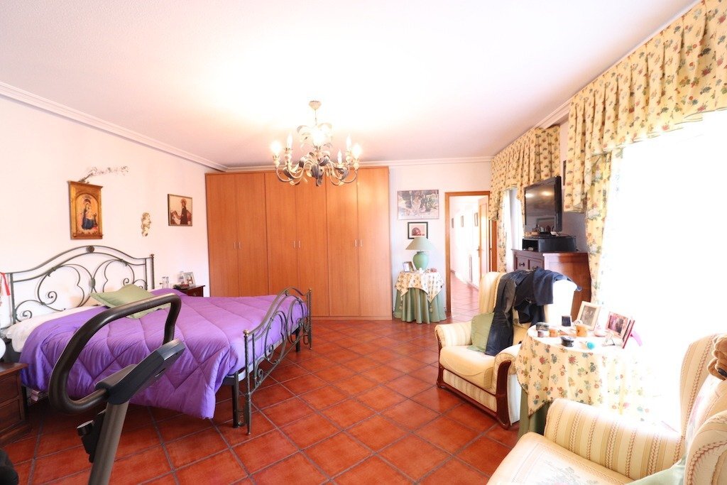 5-Bedroom Villa in San Luis, Torrevieja - Image 13