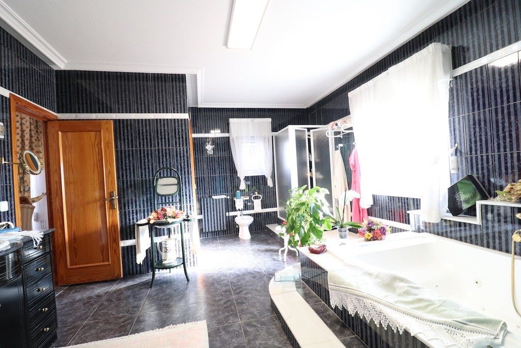 5-Bedroom Villa in San Luis, Torrevieja - Image 18