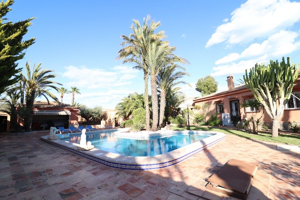 5-Bedroom Villa in San Luis, Torrevieja - Image 2