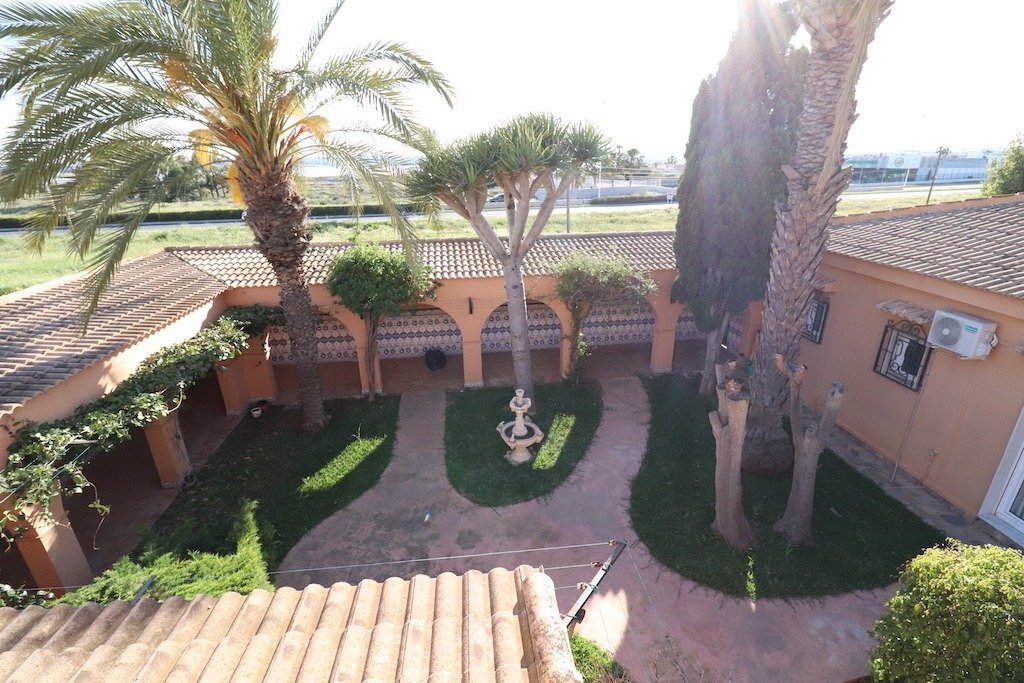 5-Bedroom Villa in San Luis, Torrevieja - Image 37