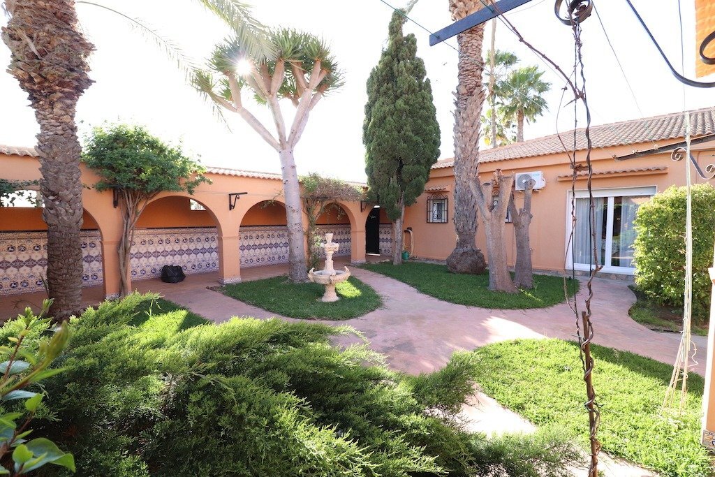 5-Bedroom Villa in San Luis, Torrevieja - Image 39