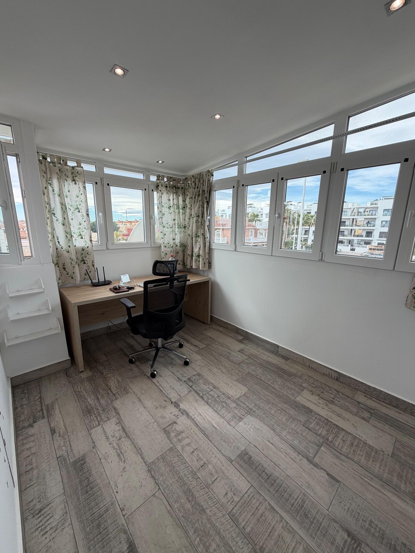 Huis met 3 Slaapkamers in La Zenia, Orihuela Costa - Image 21