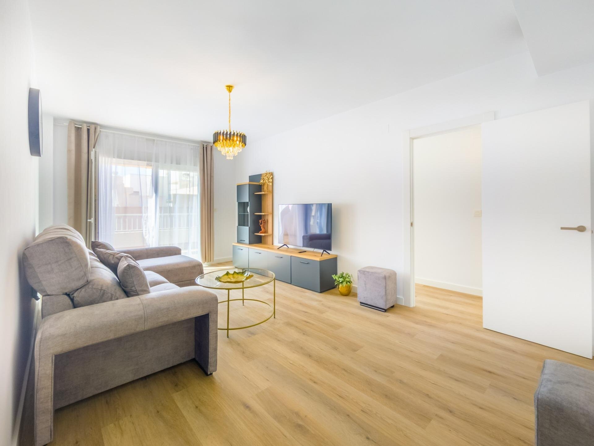3-Bedroom Apartment in Estacion de Autobuses, Torrevieja - Image 3