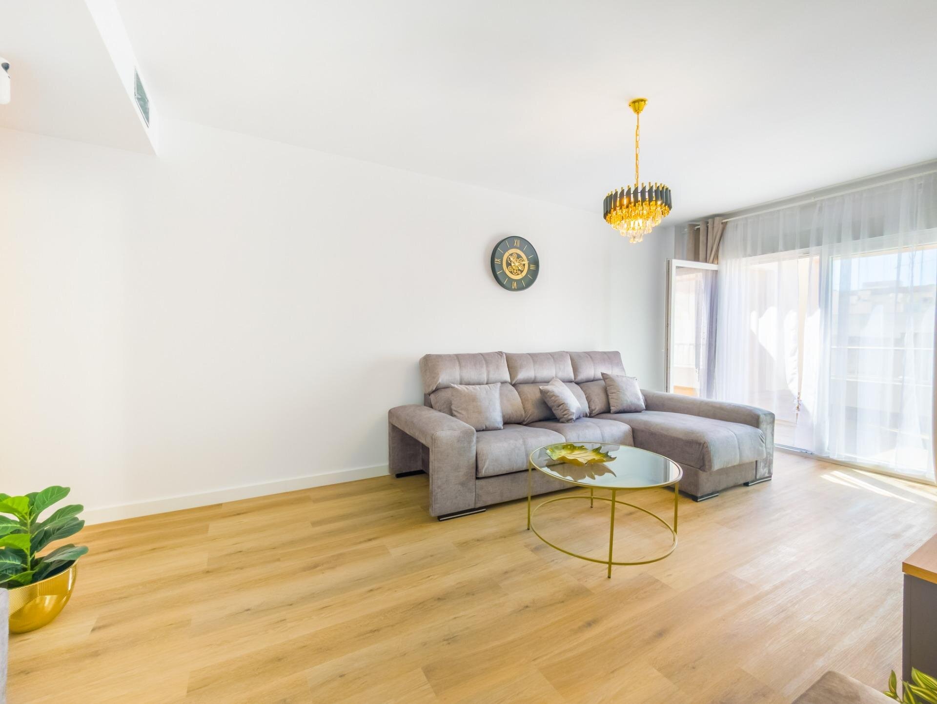 3-Bedroom Apartment in Estacion de Autobuses, Torrevieja - Image 9