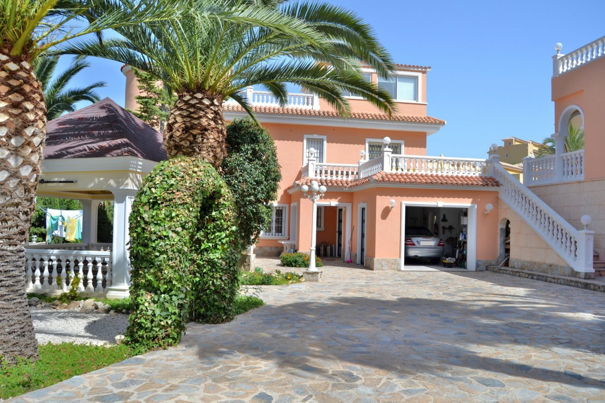 5-Bedroom Detached House in  Calpe - Image 6