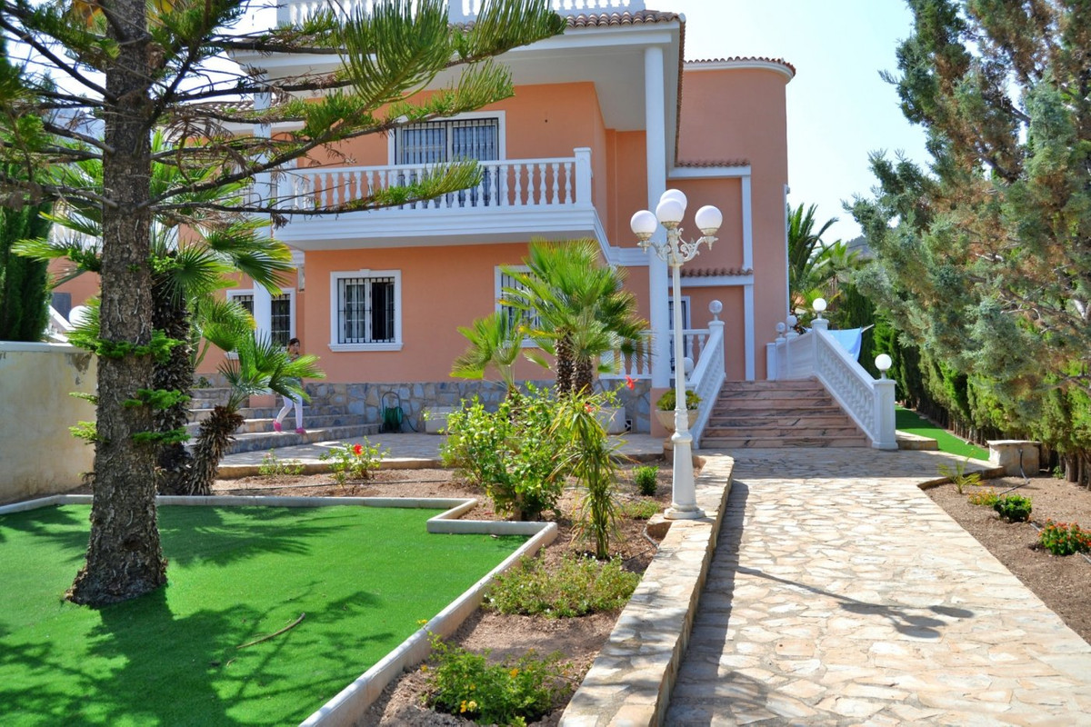 5-Bedroom Detached House in  Calpe - Image 1