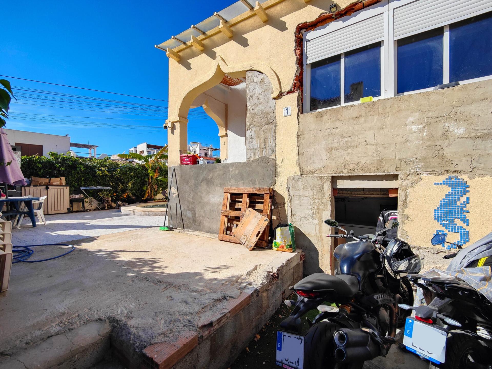 4-Bedroom House in San Miguel de Salinas - Image 4