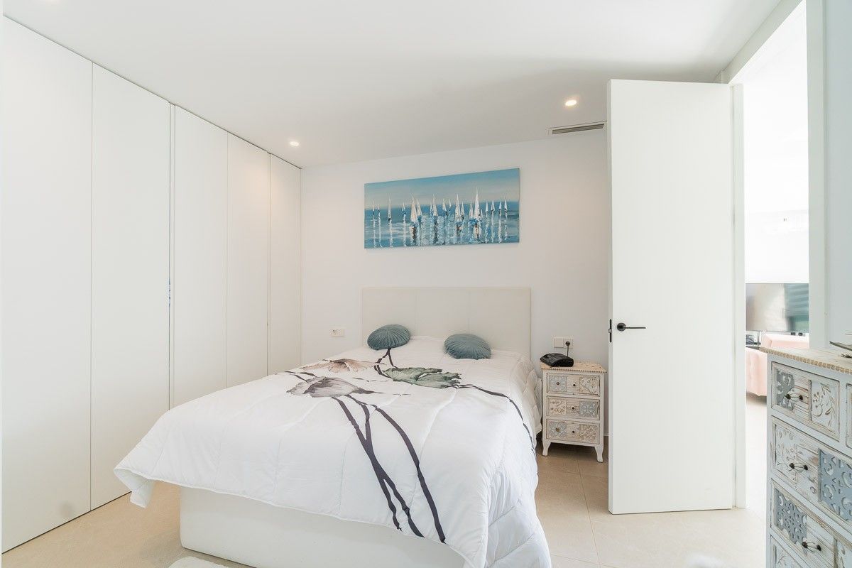 3-Bedroom Villa in San Miguel de Salinas - Image 11