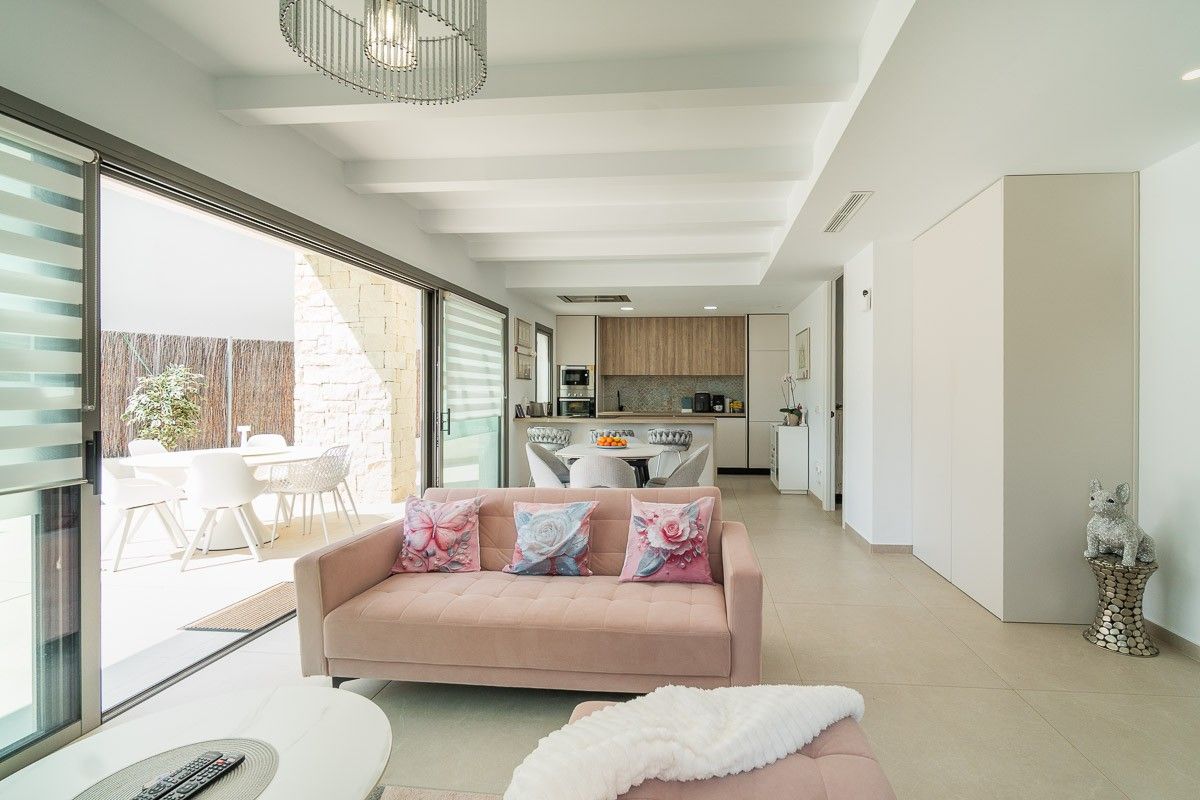 3-Bedroom Villa in San Miguel de Salinas - Image 2