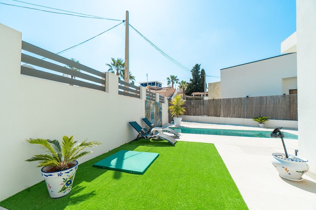 3-Bedroom Villa in San Miguel de Salinas - Image 32