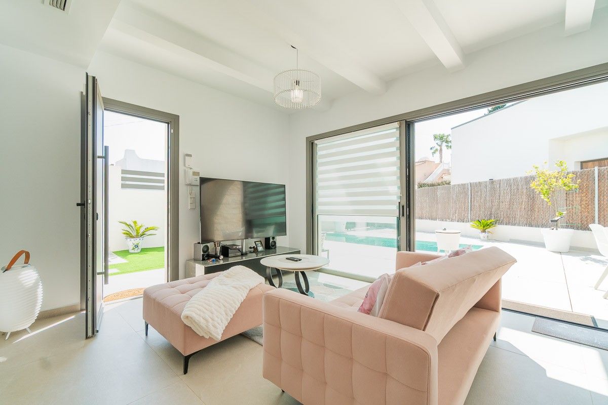 3-Bedroom Villa in San Miguel de Salinas - Image 4