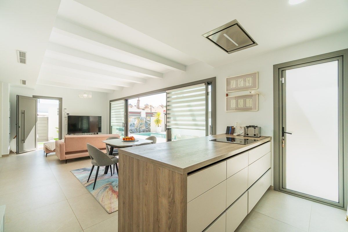 3-Bedroom Villa in San Miguel de Salinas - Image 7