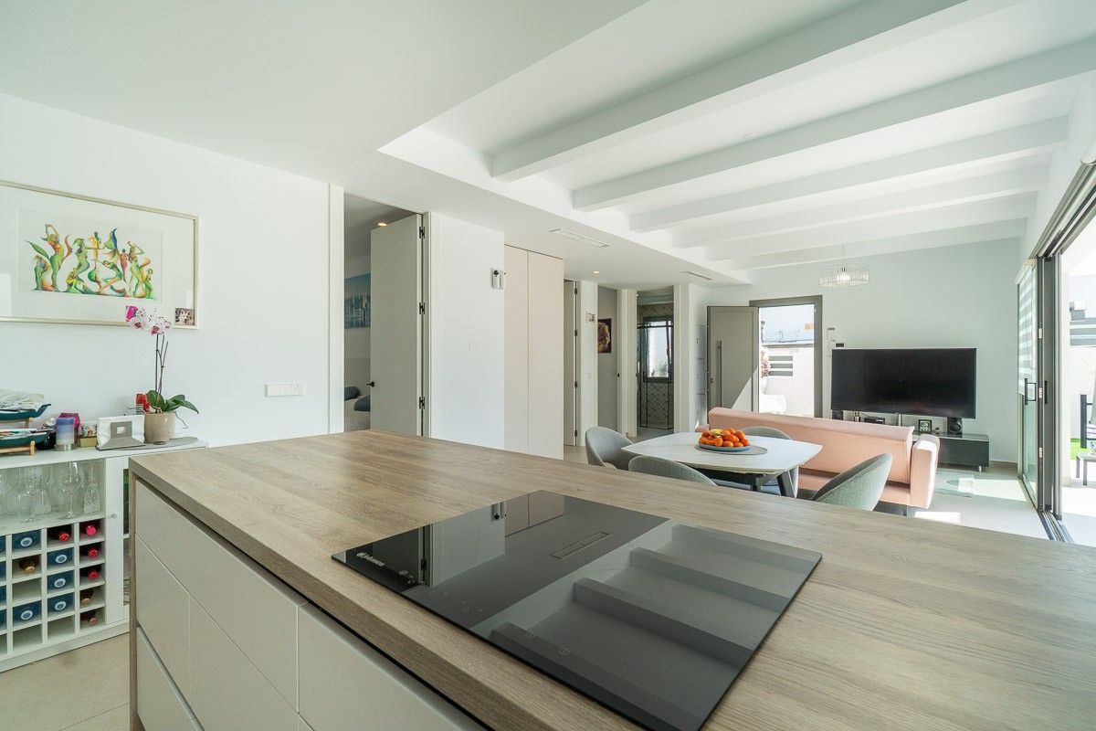 3-Bedroom Villa in San Miguel de Salinas - Image 9