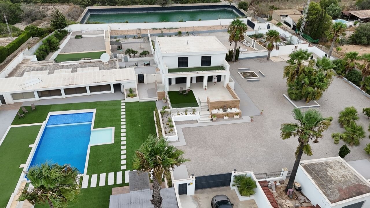 8-Bedroom Villa in Pueblo 8, Los Montesinos - Image 1