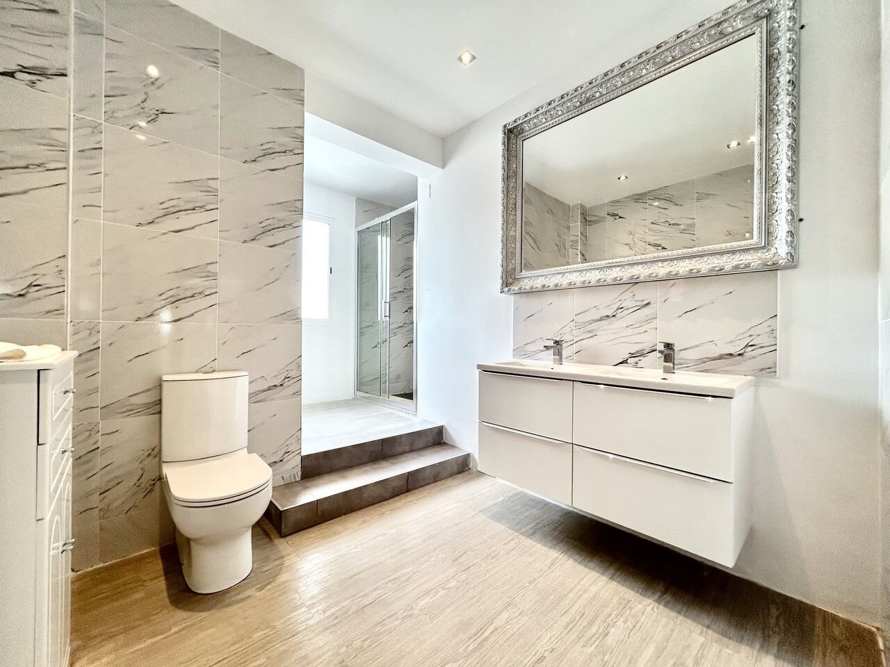8-Bedroom Villa in Pueblo 8, Los Montesinos - Image 21