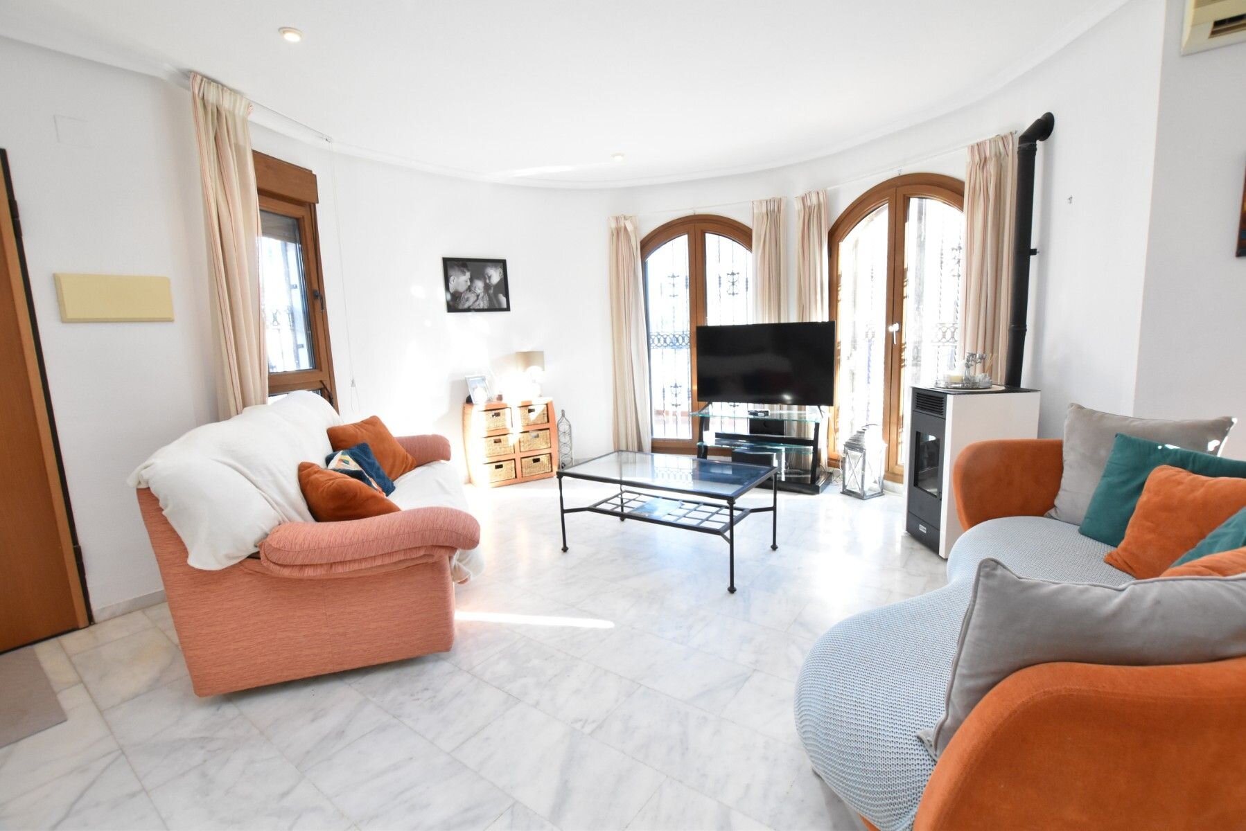 3-Bedroom Villa in Comunidad Valenciana, Algorfa - Image 4