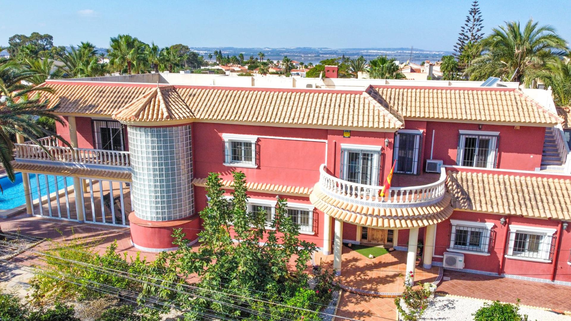 6-Bedroom Luxury Villa in Torrevieja - Image 1
