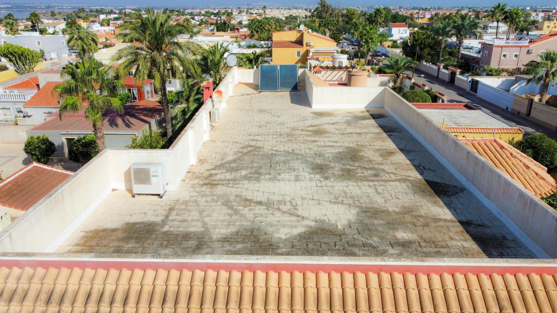 6-Bedroom Luxury Villa in Torrevieja - Image 11