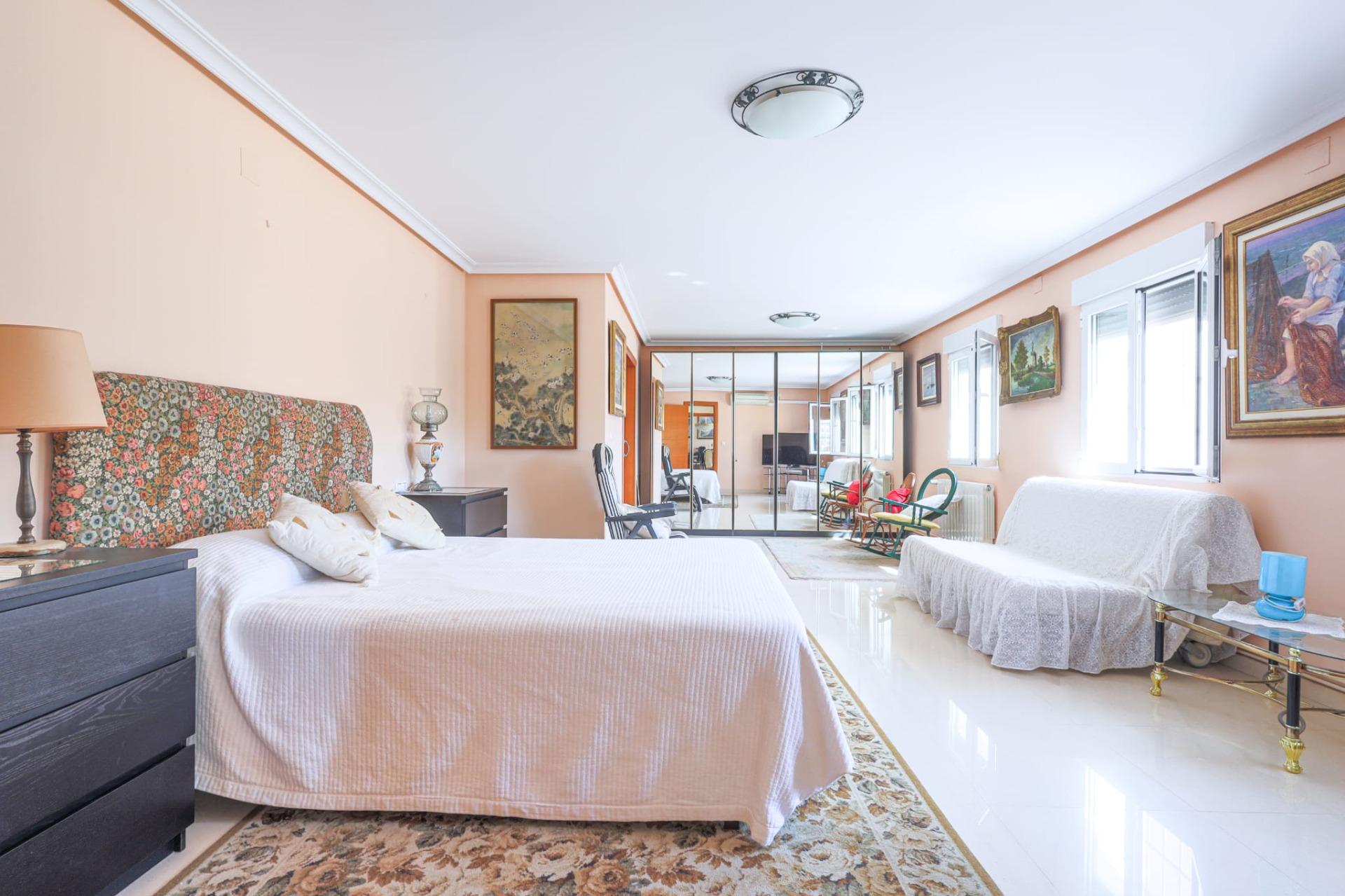 6-Bedroom Luxury Villa in Torrevieja - Image 15