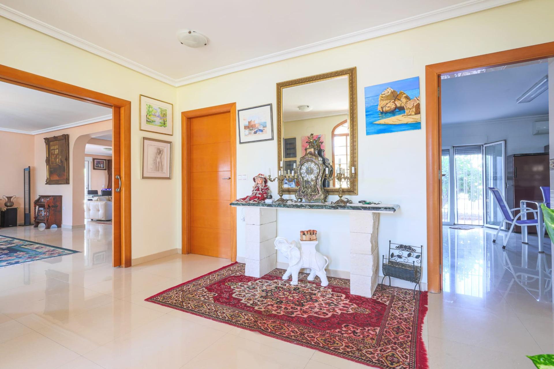 6-Bedroom Luxury Villa in Torrevieja - Image 17