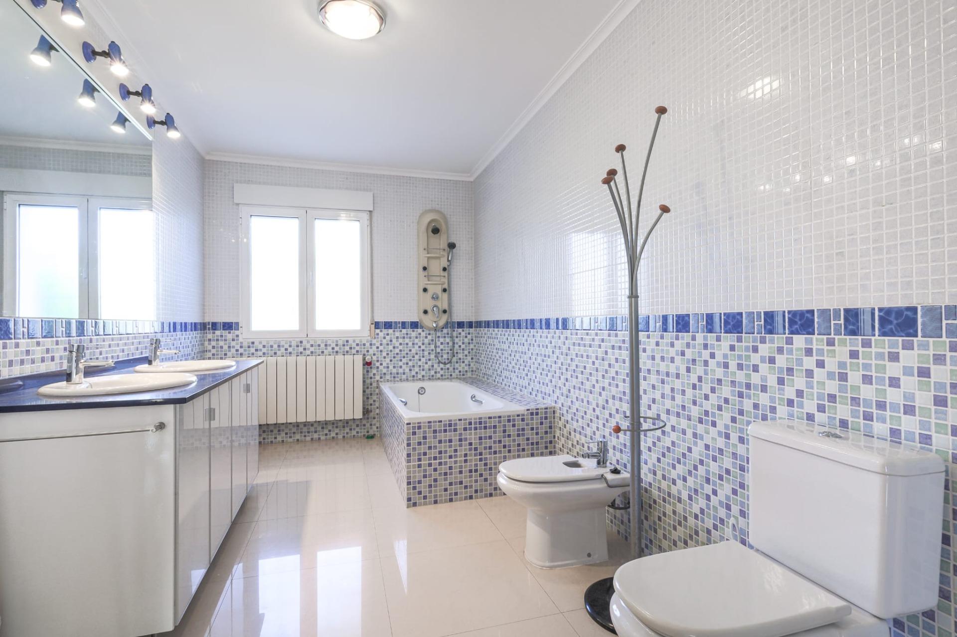 6-Bedroom Luxury Villa in Torrevieja - Image 21