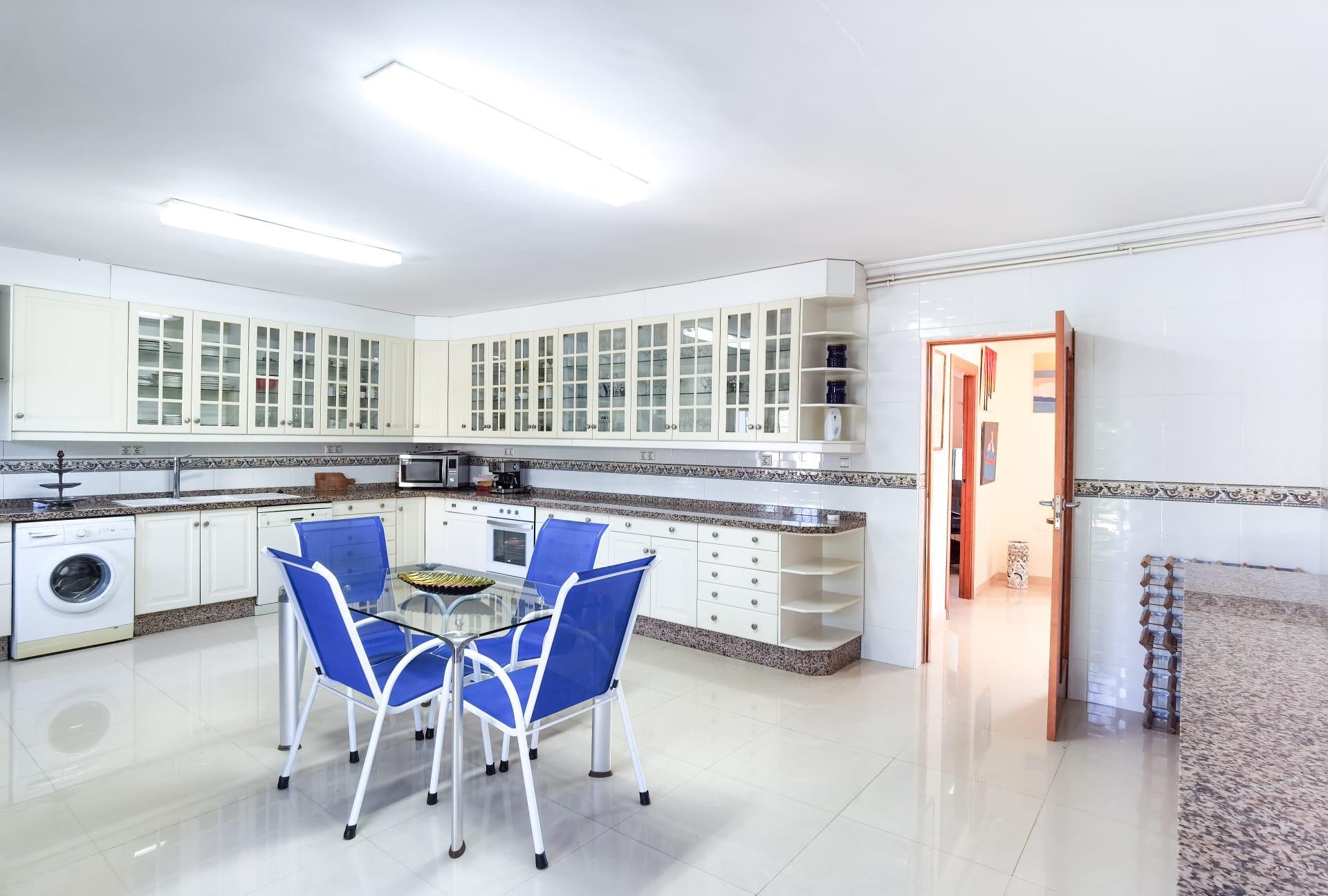 6-Bedroom Luxury Villa in Torrevieja - Image 23