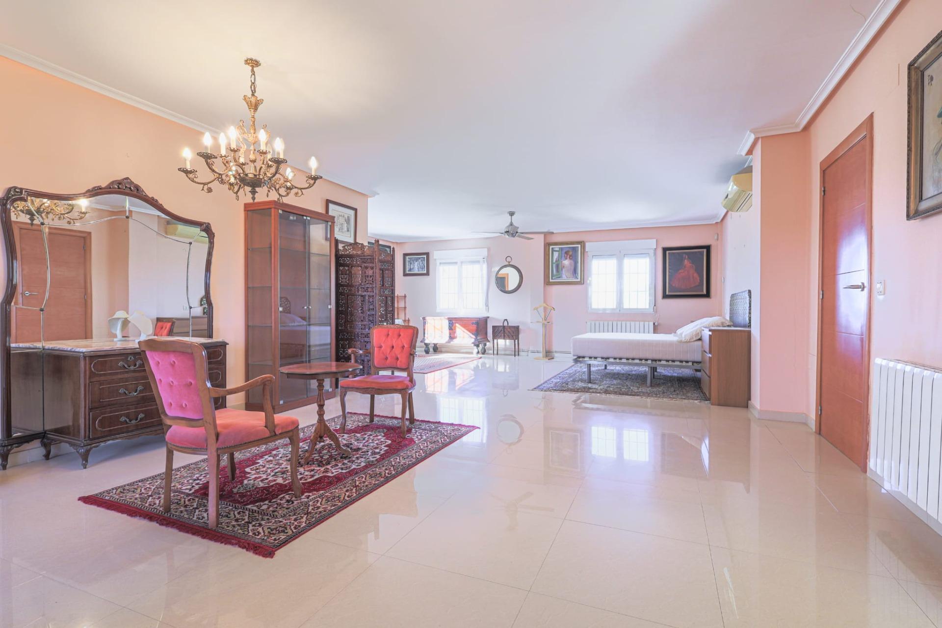6-Bedroom Luxury Villa in Torrevieja - Image 30