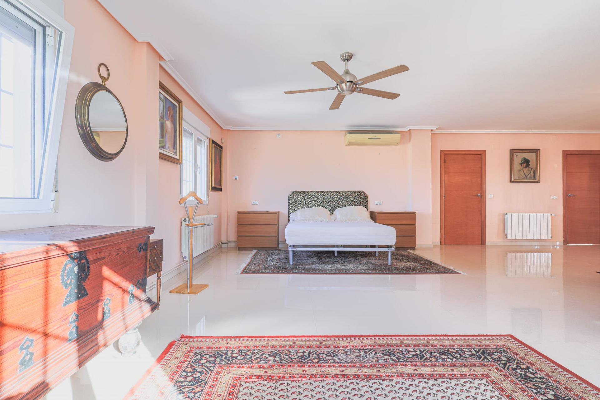 6-Bedroom Luxury Villa in Torrevieja - Image 32