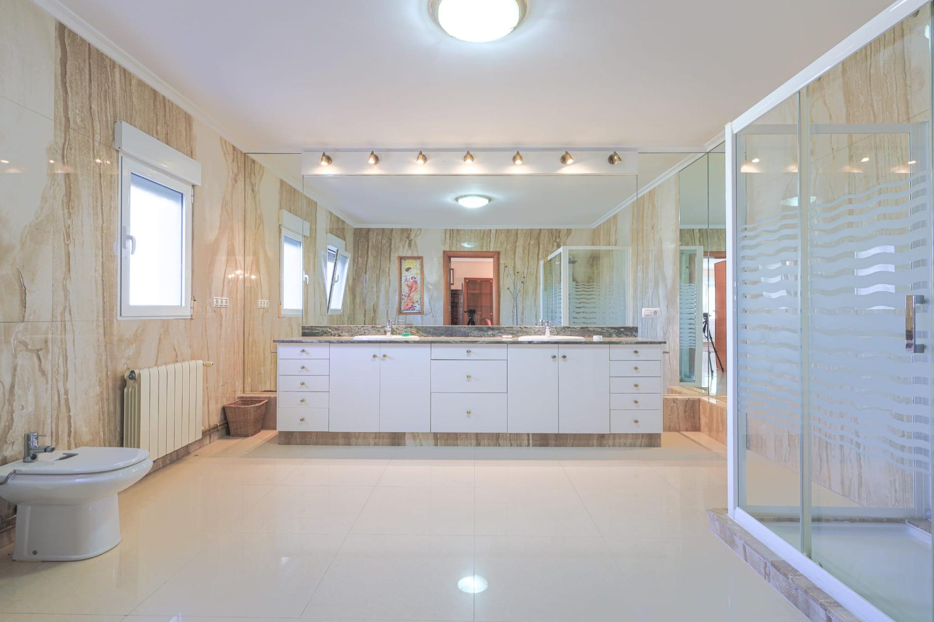 6-Bedroom Luxury Villa in Torrevieja - Image 33