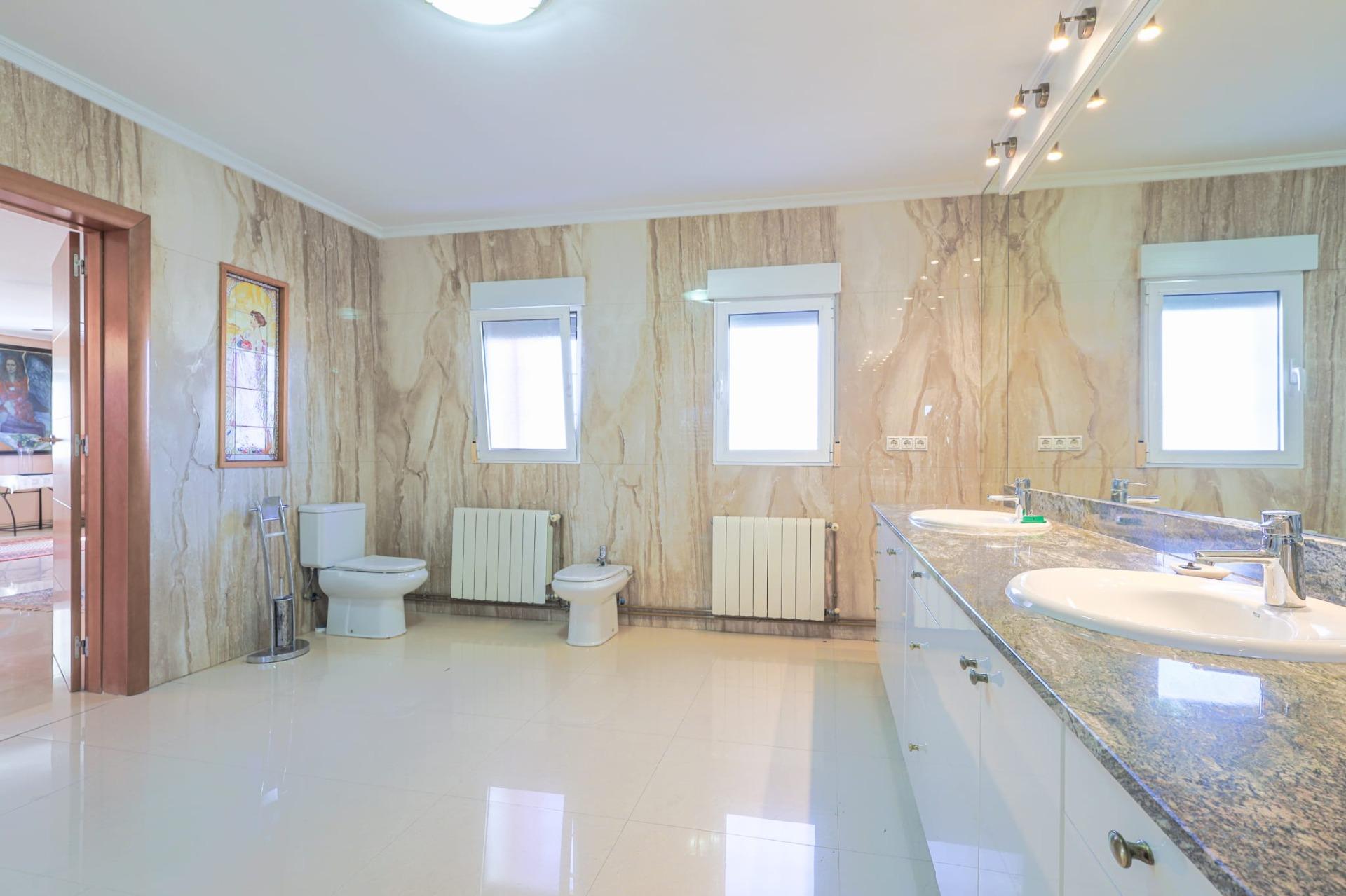 6-Bedroom Luxury Villa in Torrevieja - Image 34