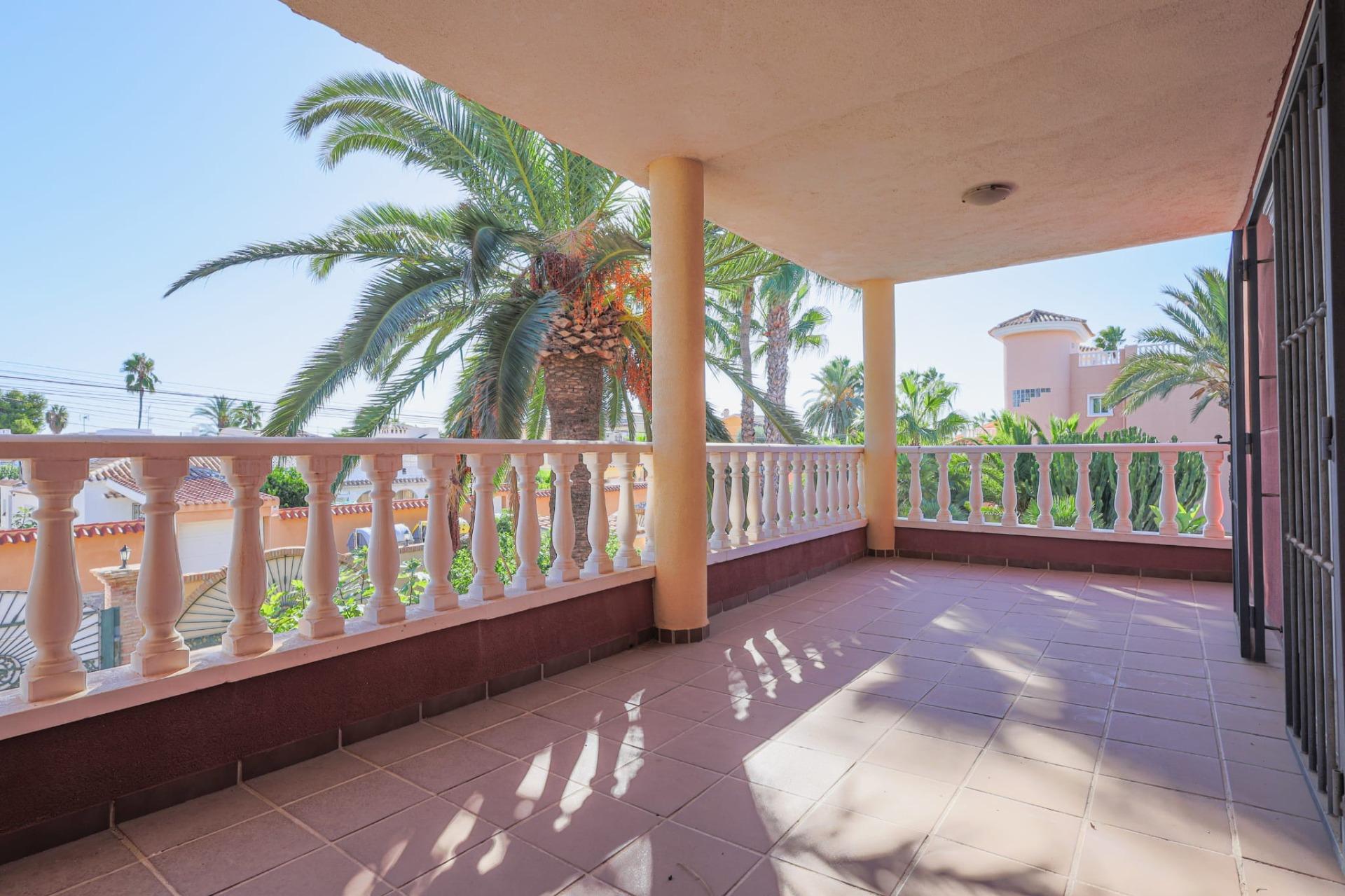 6-Bedroom Luxury Villa in Torrevieja - Image 35