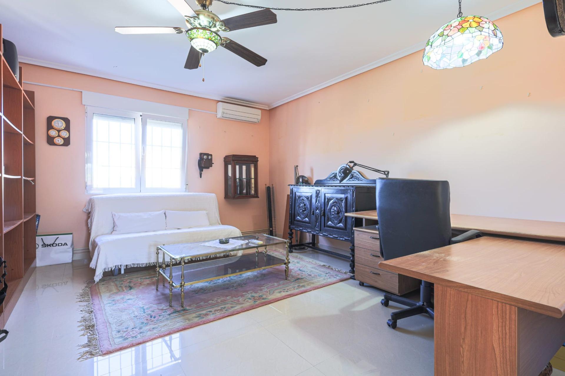 6-Bedroom Luxury Villa in Torrevieja - Image 37