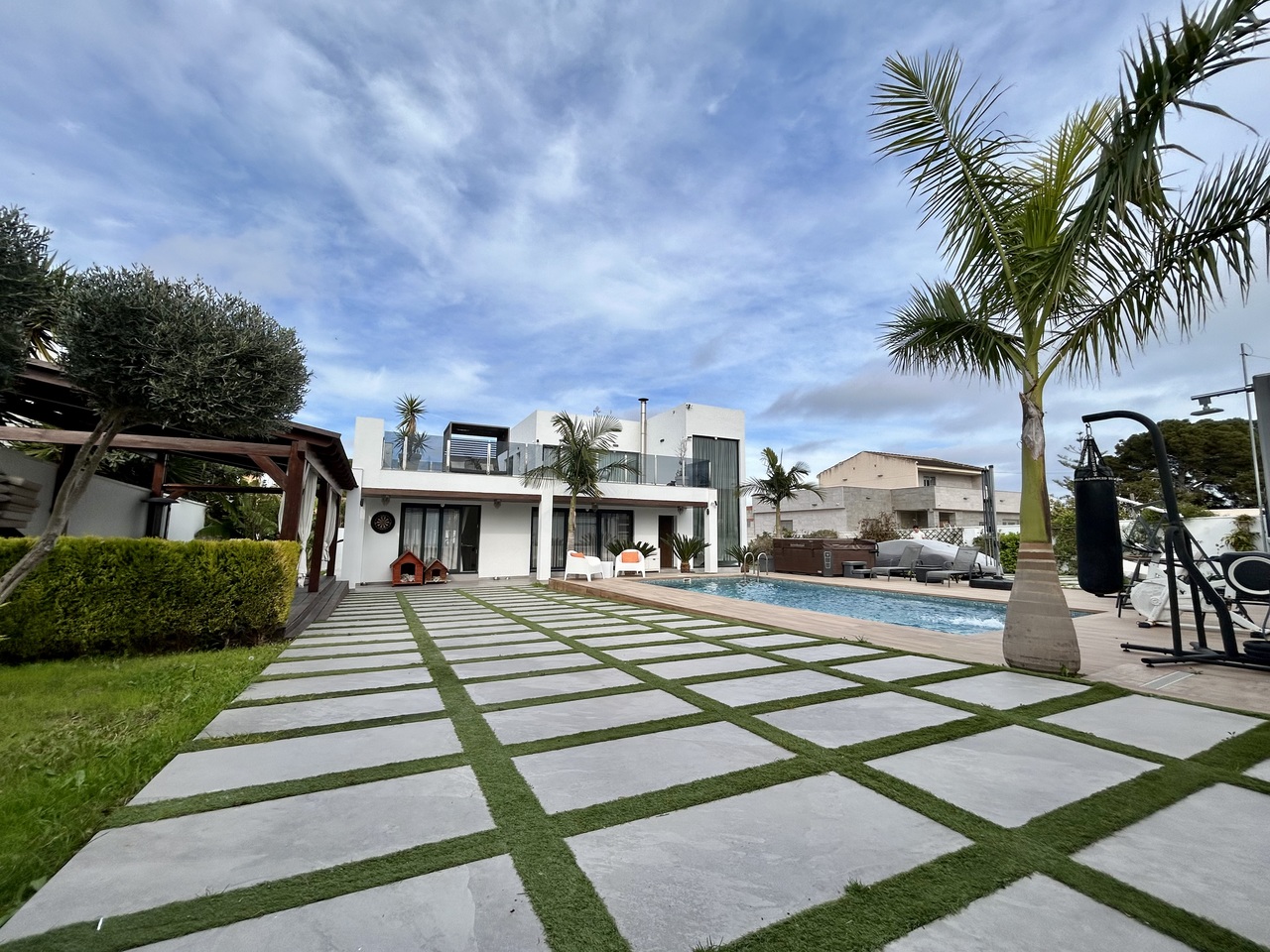 3-Bedroom Villa in La Siesta, Torrevieja - Image 4