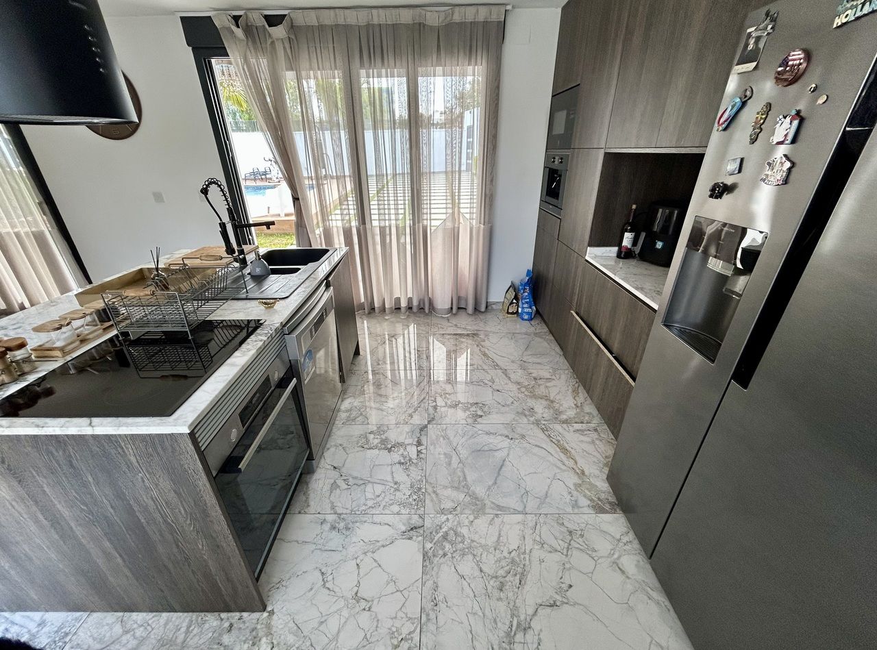 3-Bedroom Villa in La Siesta, Torrevieja - Image 15